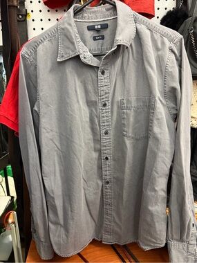 Uniqlo Men's Casual Button-Down Shirt in Gray